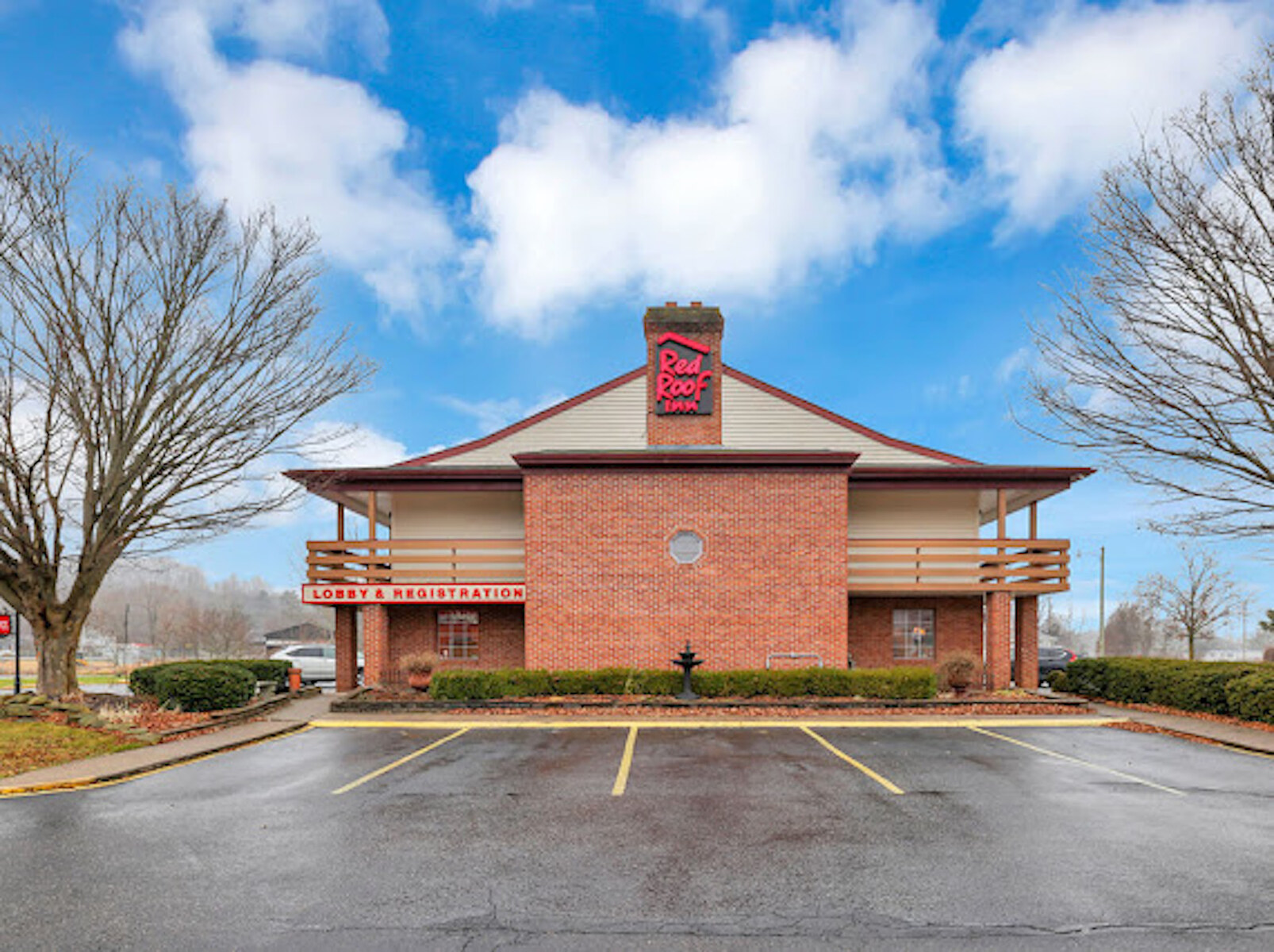 Red Roof Inn Uhrichsville exterior in Ohio
